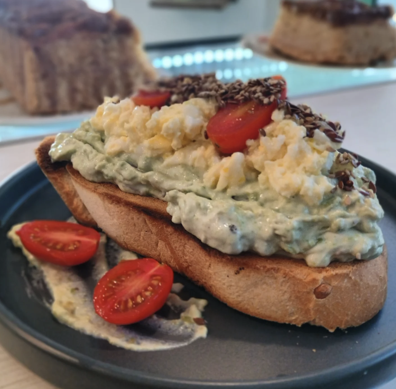 Tostada con palta y huevo